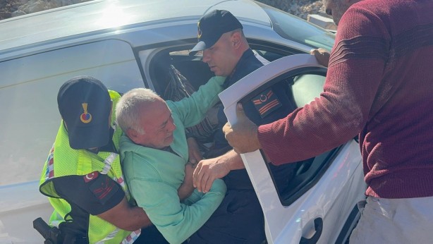 Foto - Kaza yapan araç askıda kaldı! İçinde engelli adam vardı...