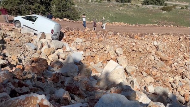 Foto - Kaza yapan araç askıda kaldı! İçinde engelli adam vardı...