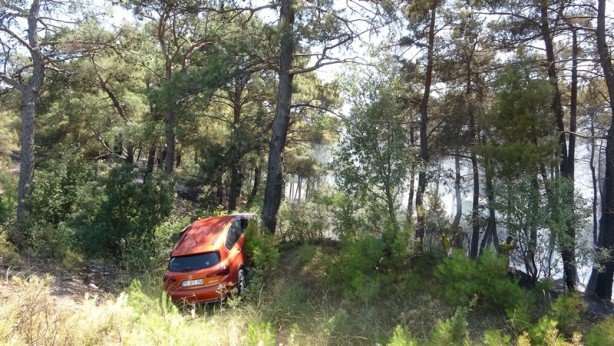 Foto - Kaza yapan araçta başlayan yangın ormana sıçradı