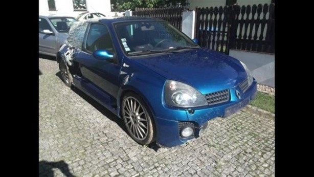 Foto - Kaza yapan otomobilini kendi onardı!