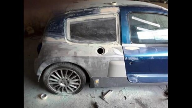 Foto - Kaza yapan otomobilini kendi onardı!