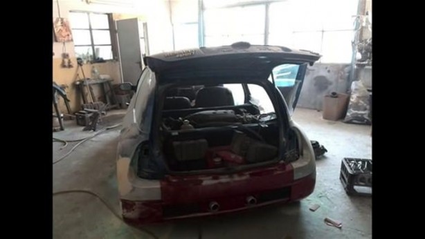 Foto - Kaza yapan otomobilini kendi onardı!