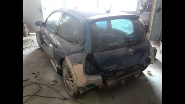 Foto - Kaza yapan otomobilini kendi onardı!