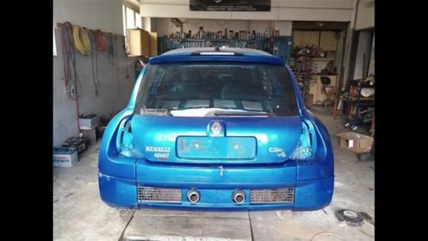 Foto - Kaza yapan otomobilini kendi onardı!