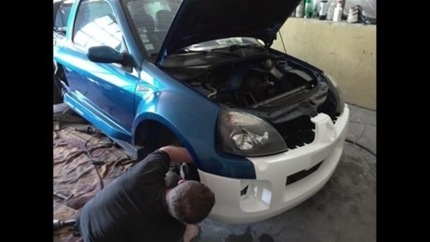 Foto - Kaza yapan otomobilini kendi onardı!