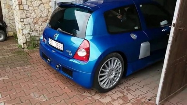 Foto - Kaza yapan otomobilini kendi onardı!