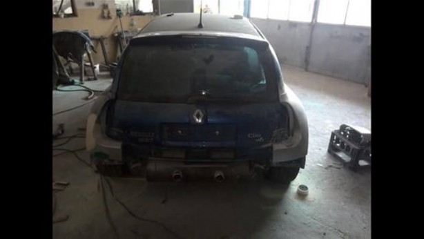 Foto - Kaza yapan otomobilini kendi onardı!