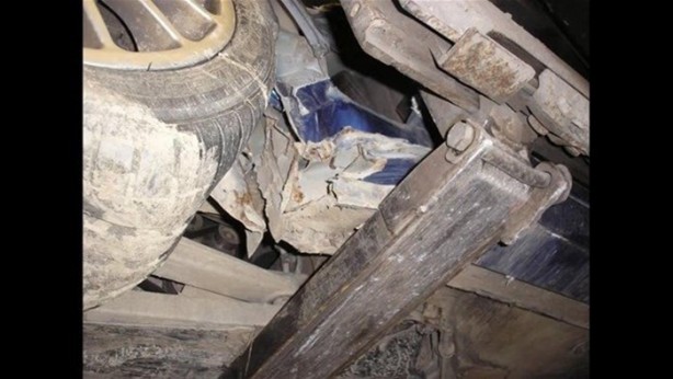 Foto - Kaza yapan otomobilini kendi onardı!