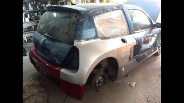 Foto - Kaza yapan otomobilini kendi onardı!