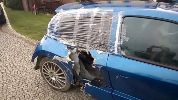 Foto - Kaza yapan otomobilini kendi onardı!