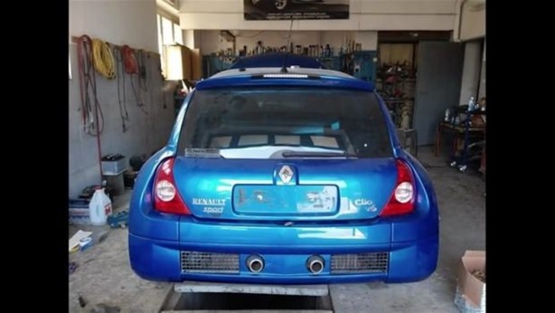 Foto - Kaza yapan otomobilini kendi onardı!