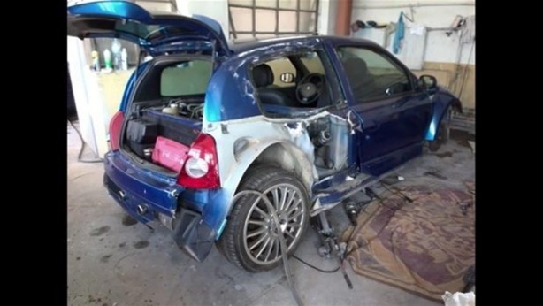 Foto - Kaza yapan otomobilini kendi onardı!