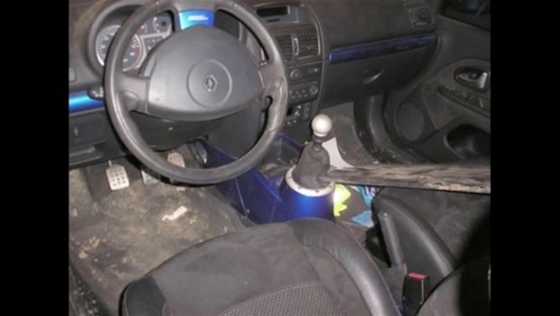 Foto - Kaza yapan otomobilini kendi onardı!