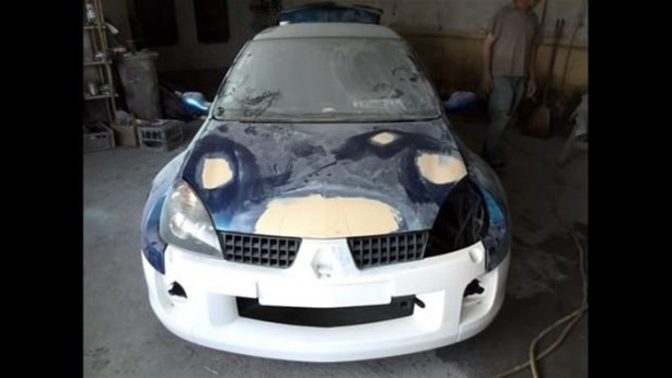 Foto - Kaza yapan otomobilini kendi onardı!