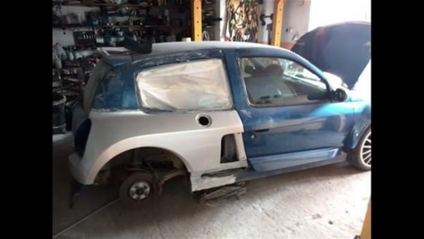 Foto - Kaza yapan otomobilini kendi onardı!