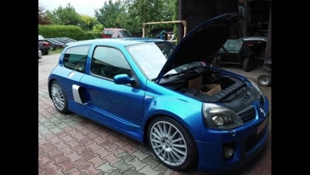 Foto - Kaza yapan otomobilini kendi onardı!