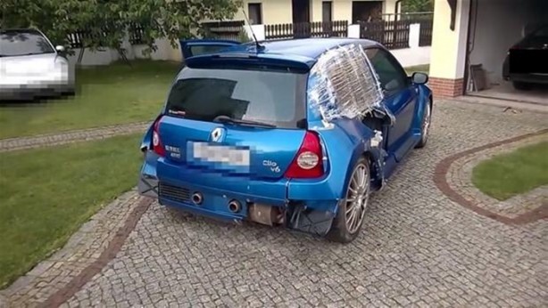 Foto - Kaza yapan otomobilini kendi onardı!