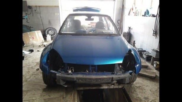 Foto - Kaza yapan otomobilini kendi onardı!