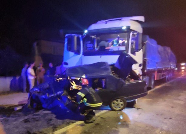 Foto - Kaza yapan otomobillere tır çarptı