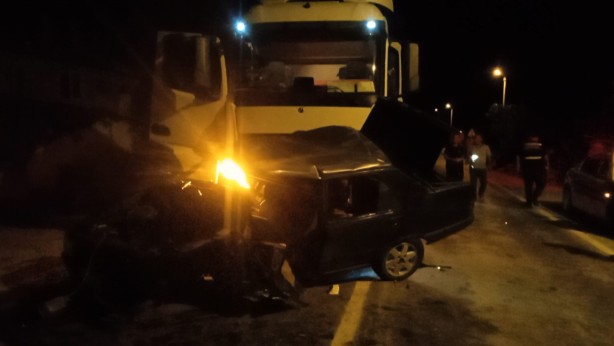 Foto - Kaza yapan otomobillere tır çarptı