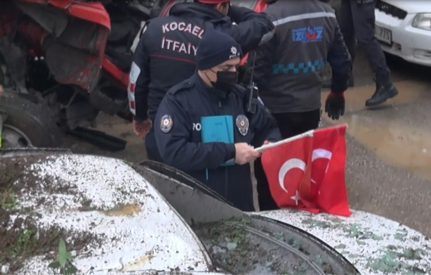 Foto - Kaza yerindeki polisin bayrak hassasiyeti duygulandırdı