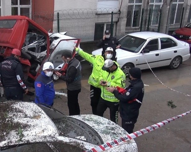 Foto - Kaza yerindeki polisin bayrak hassasiyeti duygulandırdı