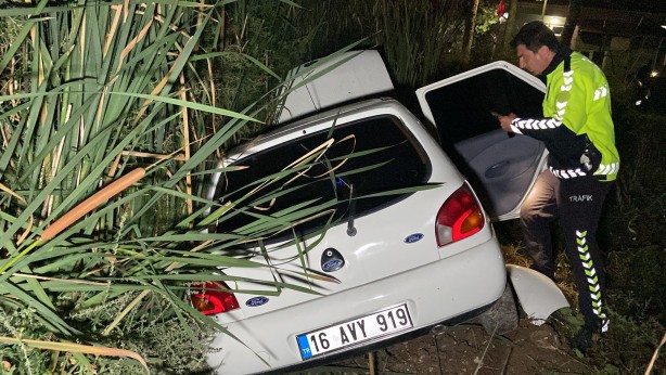 Foto - Kazada kurtarılan sürücü, eşini arayarak moral verdi