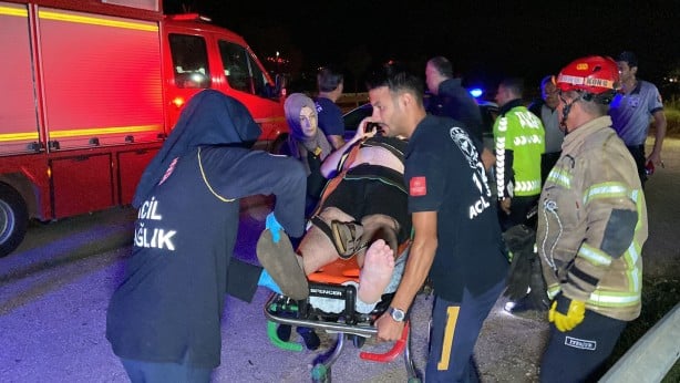 Foto - Kazada kurtarılan sürücü, eşini arayarak moral verdi