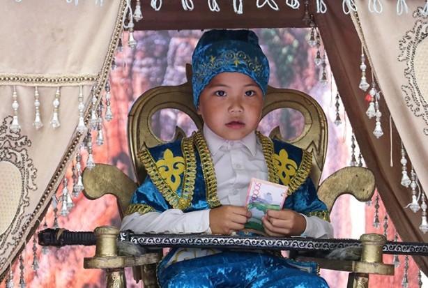 Foto - Kazakistan'da ilginç gelenek: Saçları merasimle kesildi!