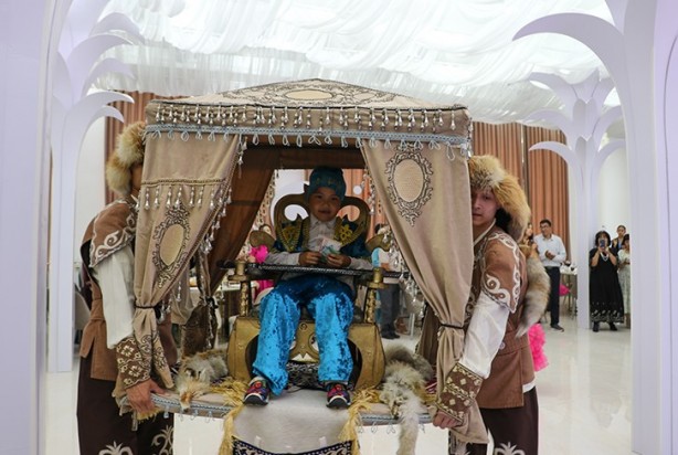 Foto - Kazakistan'da ilginç gelenek: Saçları merasimle kesildi!