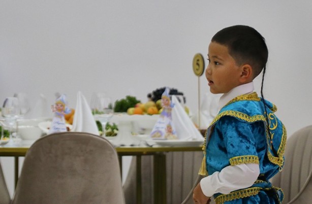 Foto - Kazakistan'da ilginç gelenek: Saçları merasimle kesildi!