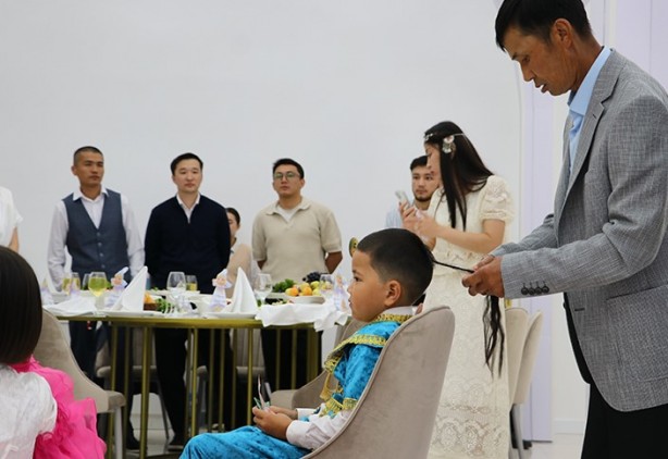 Foto - Kazakistan'da ilginç gelenek: Saçları merasimle kesildi!