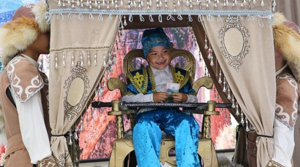 Kazakistan'da ilginç gelenek: Saçları merasimle kesildi!