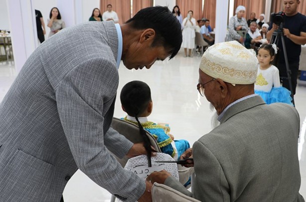 Foto - Kazakistan'da ilginç gelenek: Saçları merasimle kesildi!