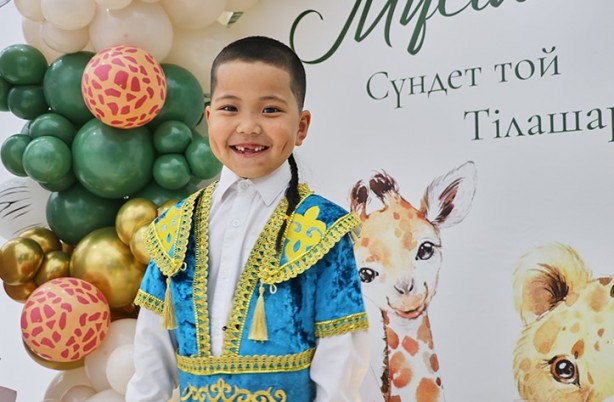 Foto - Kazakistan'da ilginç gelenek: Saçları merasimle kesildi!