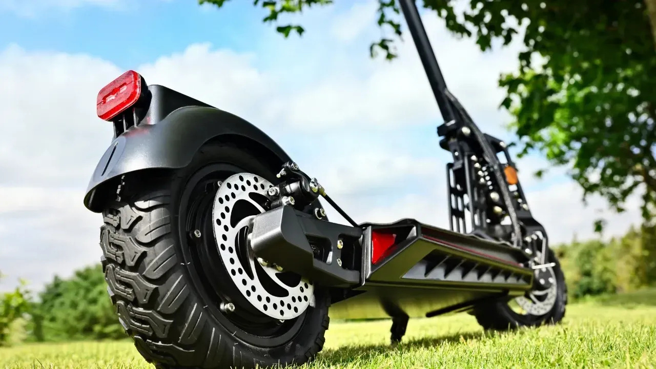 Kazalar alarm verdi: e-scooterlara kask ve plaka zorunlu oluyor