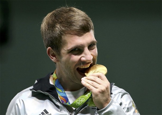 Foto - Kazandıkları madalyaları neden ısırıyorlar?