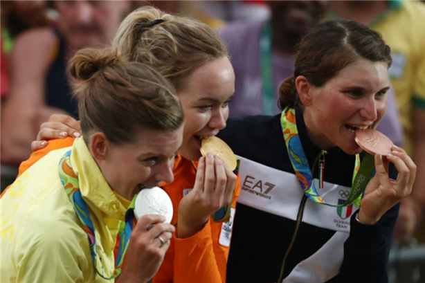 Foto - Kazandıkları madalyaları neden ısırıyorlar?