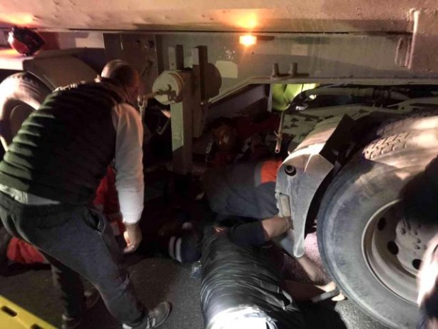 Foto - Kazaya müdahale eden polis memuru kamyonun altında kaldı