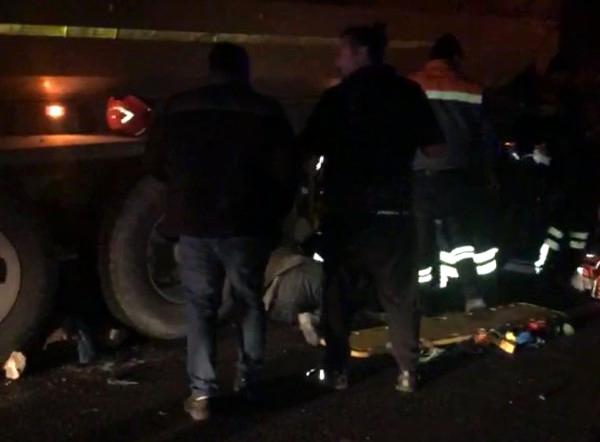 Kazaya müdahale eden polis memuru kamyonun altında kaldı