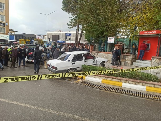 Foto - Kazaya müdahale eden polis, otomobilin çarpması sonucu yaralandı