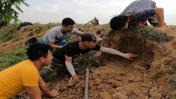 Foto - Kazdıkları delikten dev anakonda böyle fırladı! Uzunluğunu görenler dehşeti yaşadı! Tam kış uykusundayken...