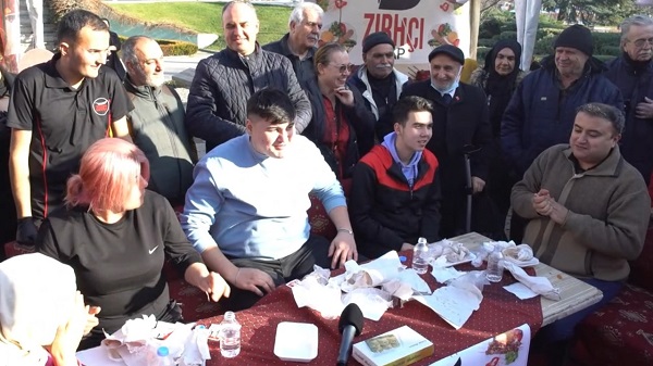 Foto - Kebabı en hızlı yiyen baklavayı kaptı
