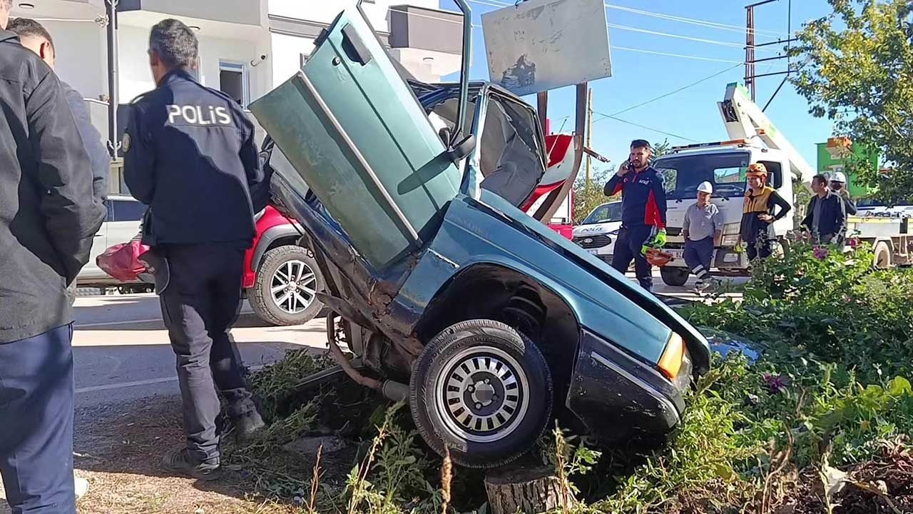Foto - Kediye çarpmamak için direksiyonu kıran sürücünün otomobili ikiye bölündü
