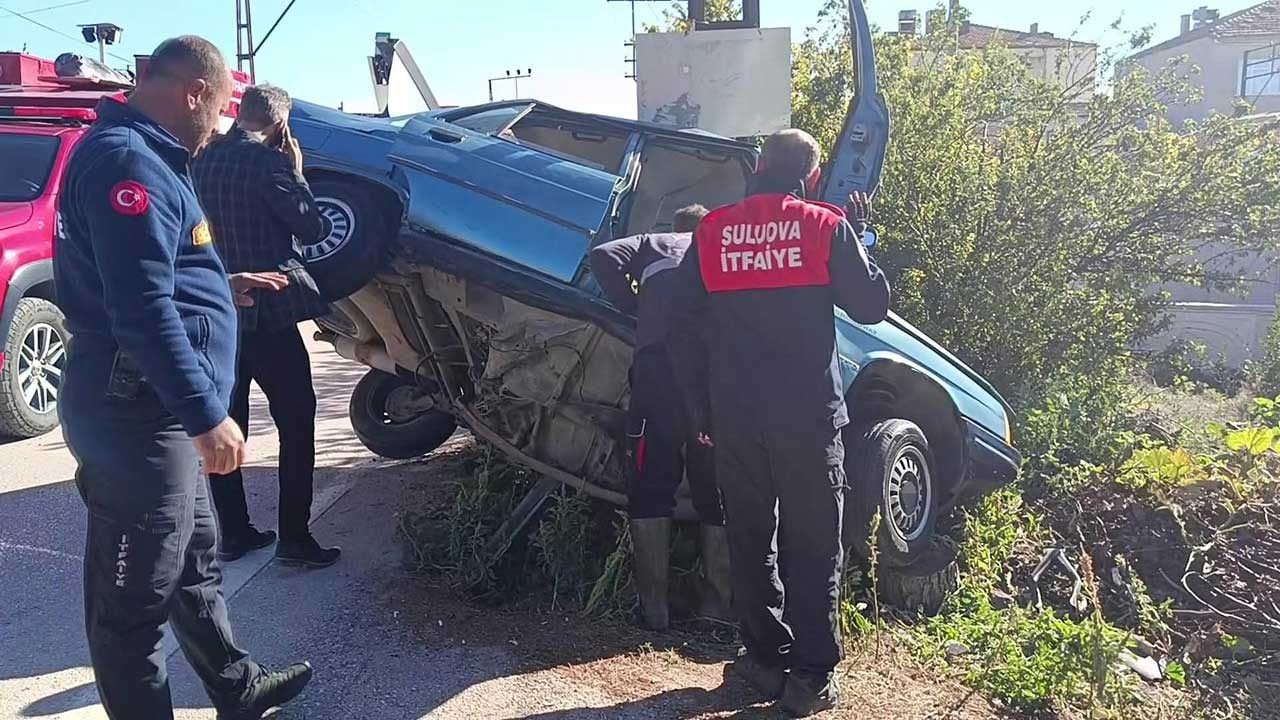 Foto - Kediye çarpmamak için direksiyonu kıran sürücünün otomobili ikiye bölündü