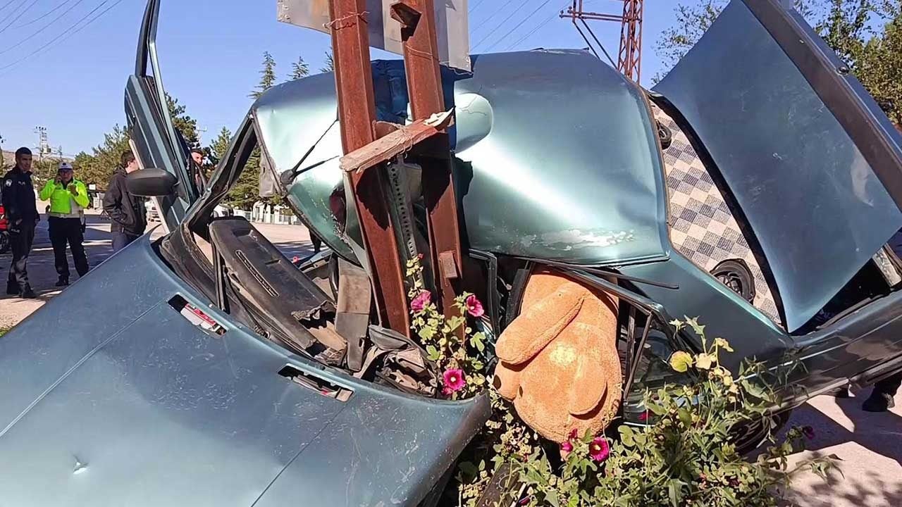 Foto - Kediye çarpmamak için direksiyonu kıran sürücünün otomobili ikiye bölündü