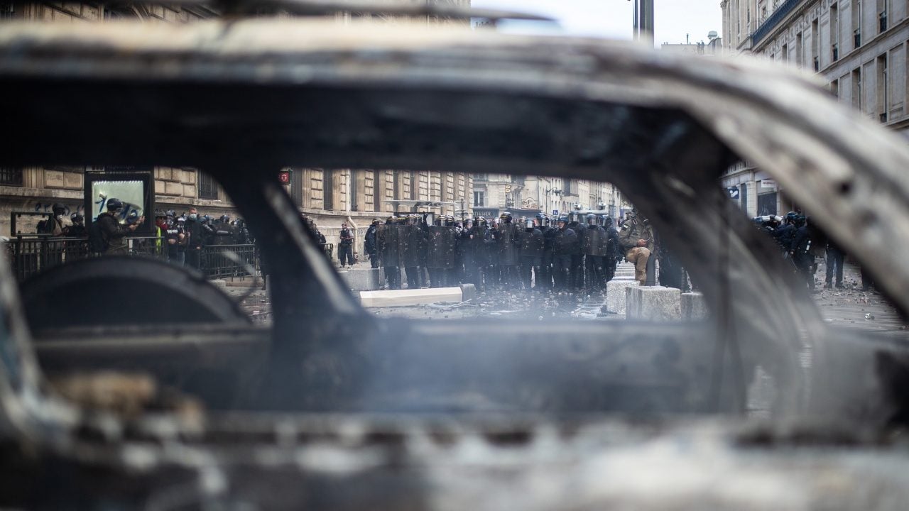 Foto - Kemalistlerin öykündüğü ülkede son durum: Eylemcilerle polis arasında çatışma!