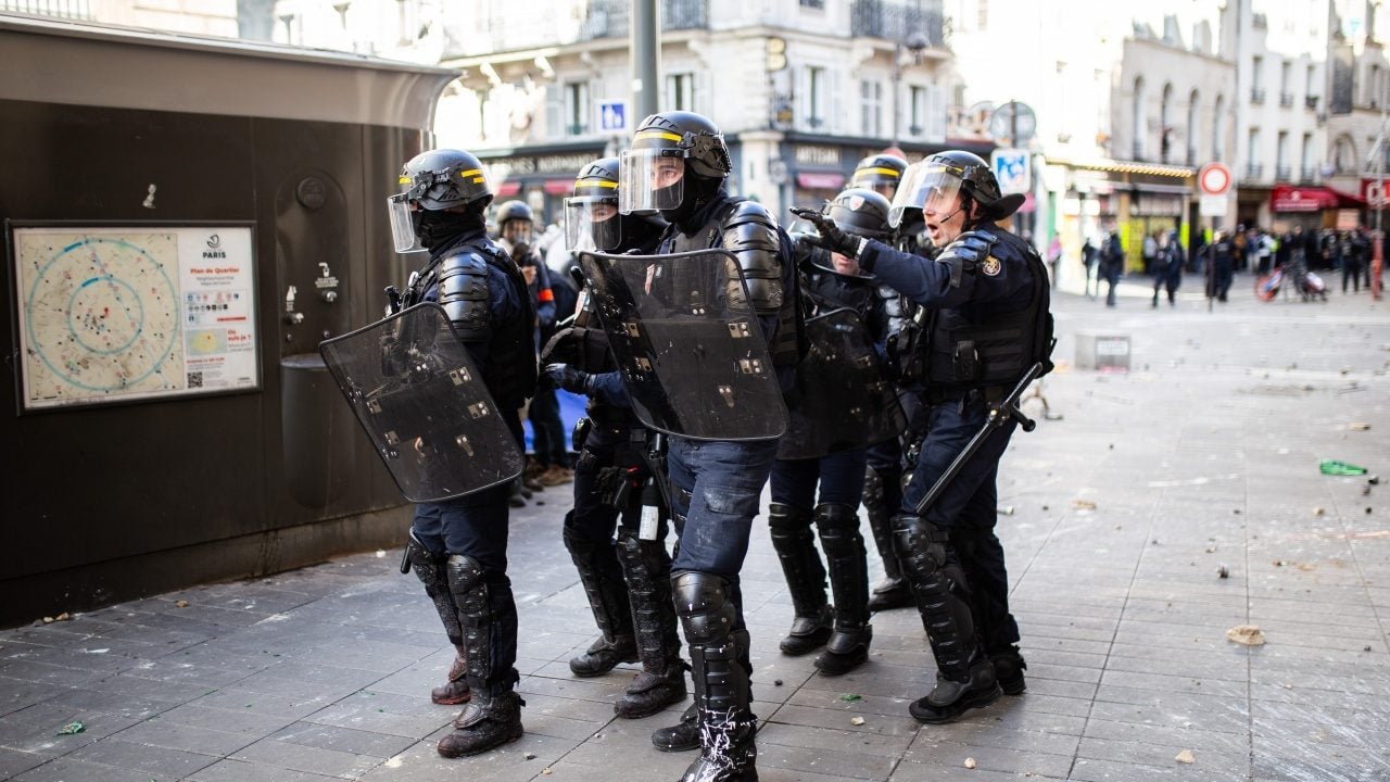 Foto - Kemalistlerin öykündüğü ülkede son durum: Eylemcilerle polis arasında çatışma!