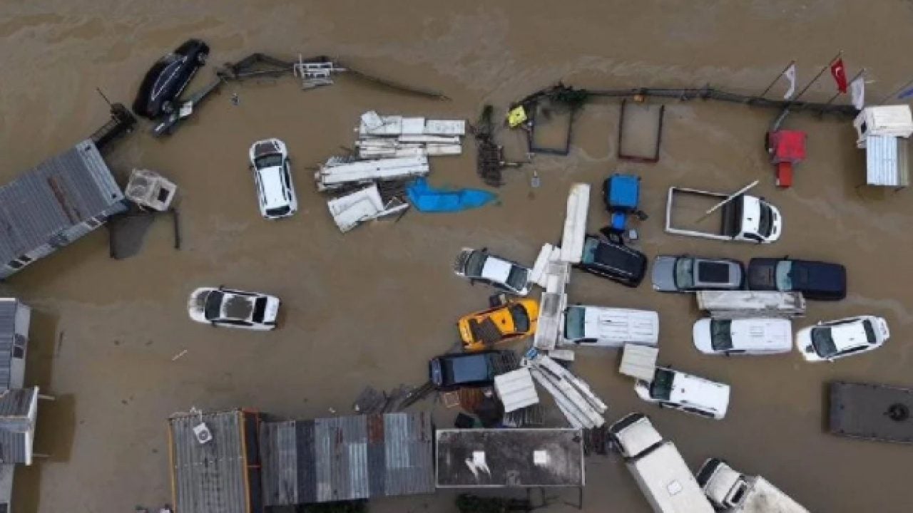 Foto - Kemerburgaz'daki felaketin görüntüleri ortaya çıktı! İşte sular altında kalan otomobiller!