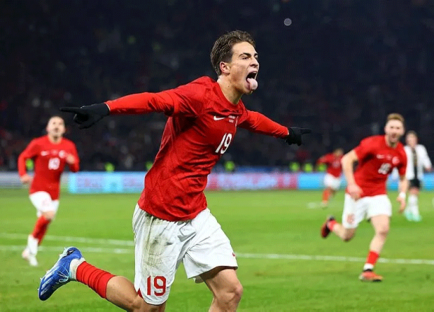 Foto - Kenan Yıldız'dan müthiş gol! Milli yıldız attığı golle Juventus tarihine geçti